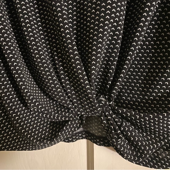 Candie's Black and White Chevron Patterned Top Blouse with Rouched Hem Size M - Picture 4 of 9